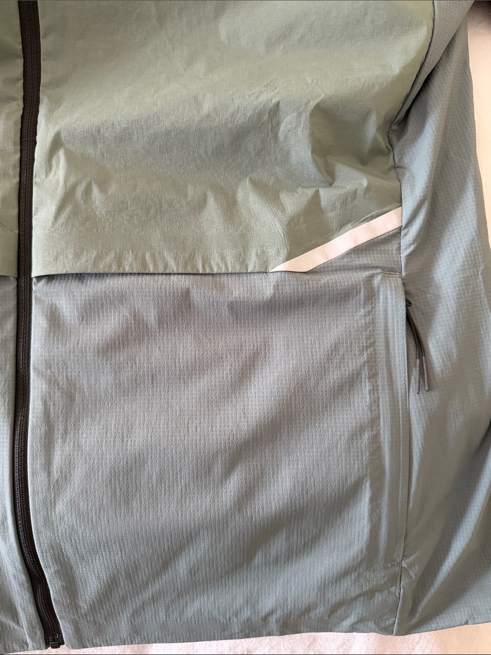 On CORE JACKET- Running Lightweight Hooded Jacket in Olive green - Picture 6 of 6